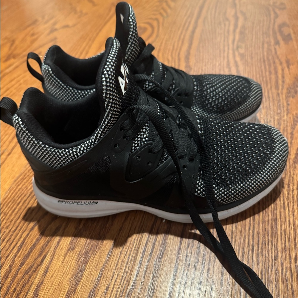 APL Women’s Black and White Ascend